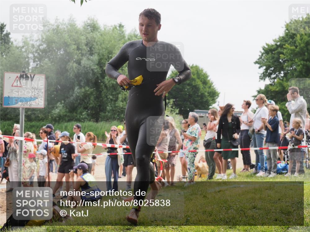 15.06.2025 - 27. Vierlanden-Triathlon KatJ http://msf.ph/oto/8025838 15.06.2025 10:58:51 Schwimmen 667, 684, 743, 747, 760 meine-sportfotos.de