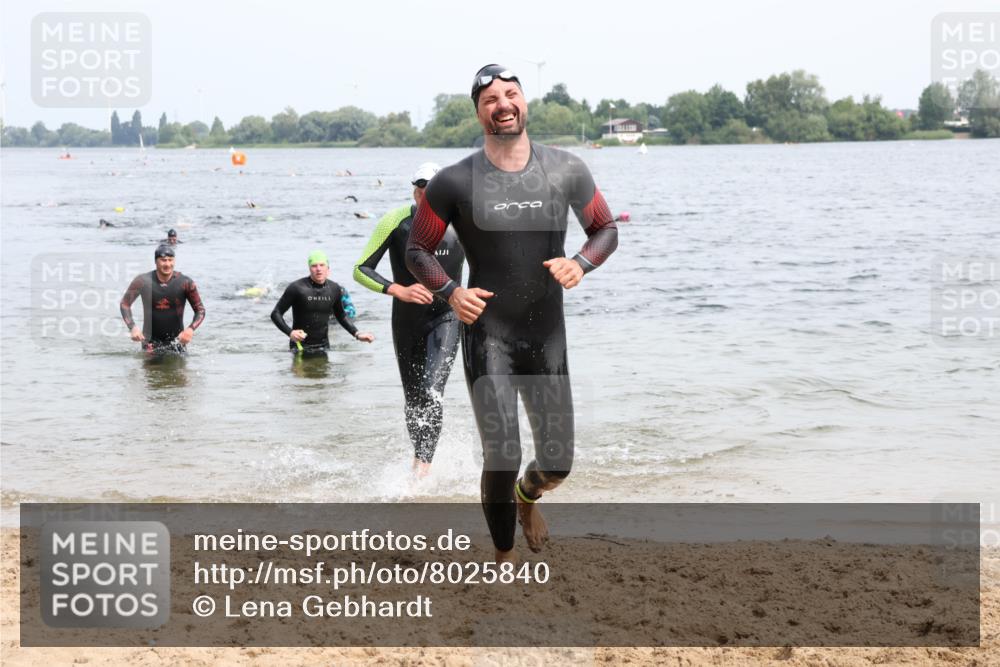 15.06.2025 - 27. Vierlanden-Triathlon Lena Gebhardt http://msf.ph/oto/8025840 15.06.2025 10:57:46 Schwimmen 686, 705, 707, 738, 774 meine-sportfotos.de