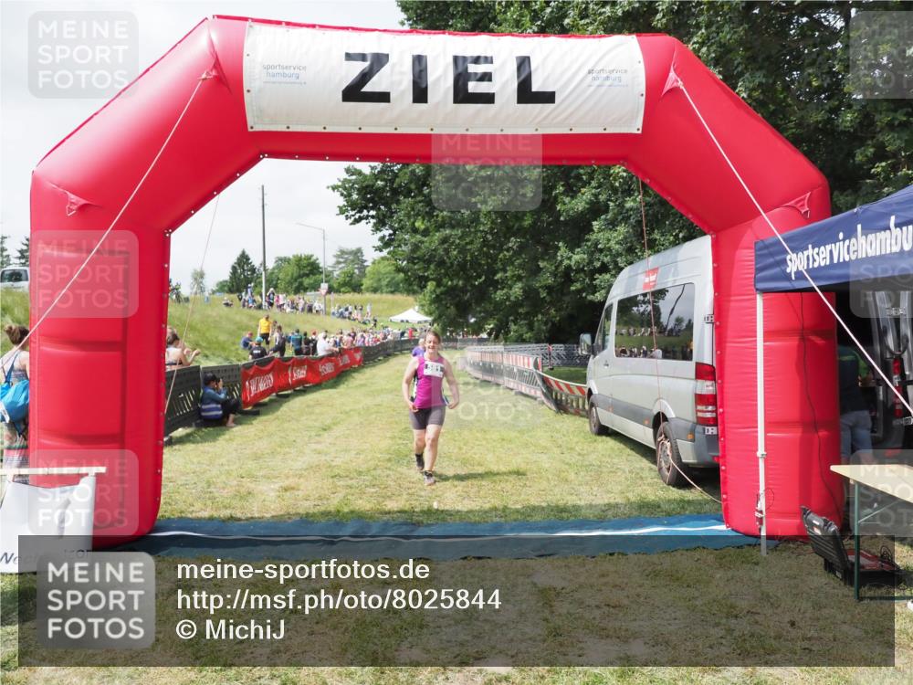 21.06.2025 - 27. Vierlanden-Triathlon MichiJ http://msf.ph/oto/8025844 15.06.2026 11:57:04 Ziel 581 meine-sportfotos.de