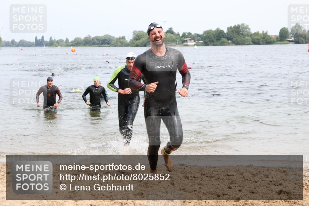 15.06.2025 - 27. Vierlanden-Triathlon Lena Gebhardt http://msf.ph/oto/8025852 15.06.2025 10:57:46 Schwimmen 686, 705, 707, 738, 774 meine-sportfotos.de