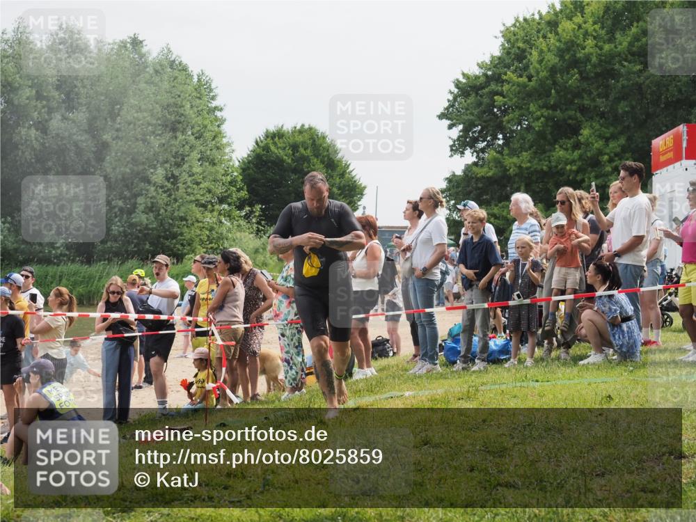 15.06.2025 - 27. Vierlanden-Triathlon KatJ http://msf.ph/oto/8025859 15.06.2025 10:58:57 Schwimmen 743, 760 meine-sportfotos.de