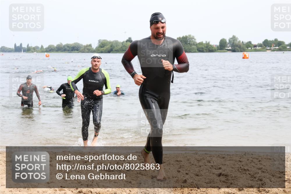 15.06.2025 - 27. Vierlanden-Triathlon Lena Gebhardt http://msf.ph/oto/8025863 15.06.2025 10:57:47 Schwimmen 686, 705, 707, 738, 774 meine-sportfotos.de