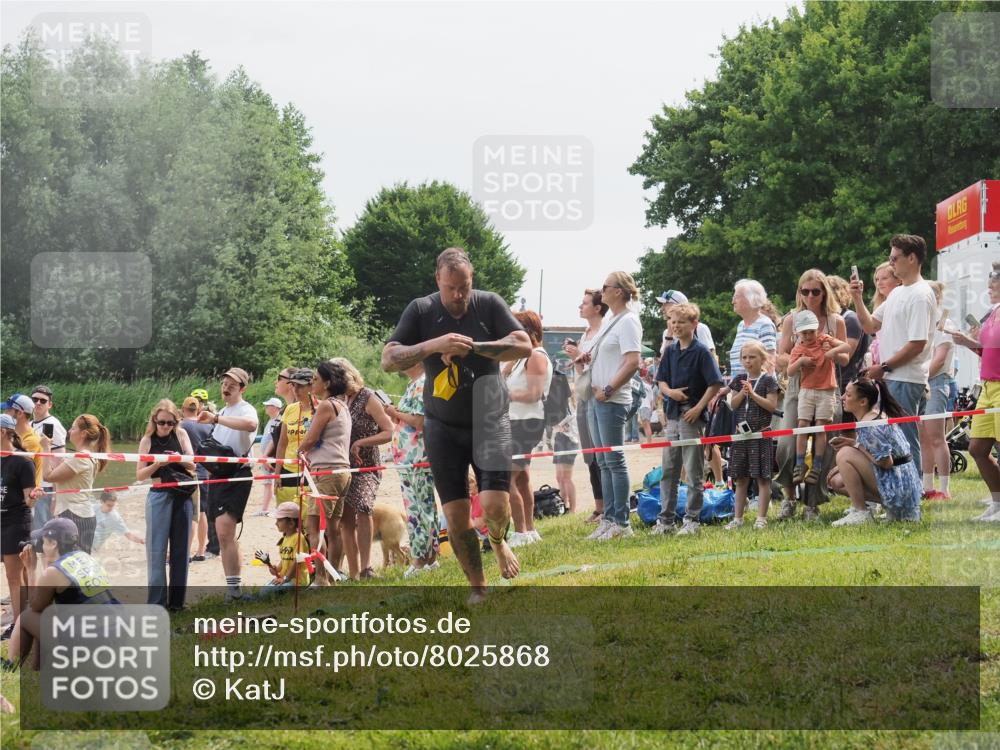 15.06.2025 - 27. Vierlanden-Triathlon KatJ http://msf.ph/oto/8025868 15.06.2025 10:58:57 Schwimmen 743, 760 meine-sportfotos.de