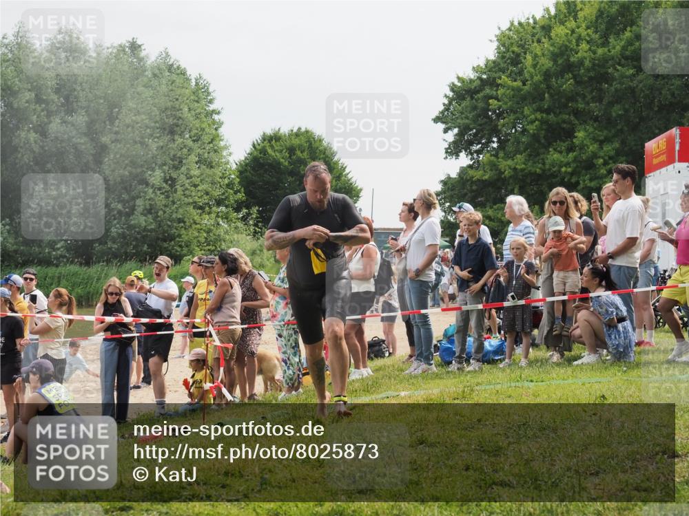 15.06.2025 - 27. Vierlanden-Triathlon KatJ http://msf.ph/oto/8025873 15.06.2025 10:58:57 Schwimmen 743, 760 meine-sportfotos.de