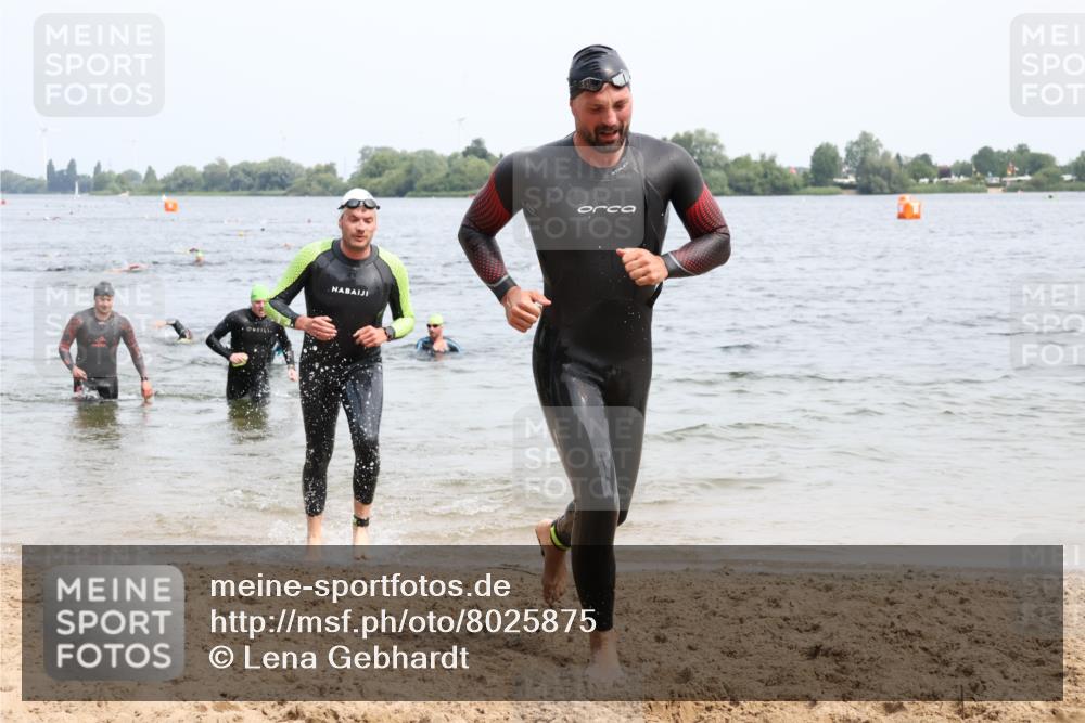 15.06.2025 - 27. Vierlanden-Triathlon Lena Gebhardt http://msf.ph/oto/8025875 15.06.2025 10:57:47 Schwimmen 686, 705, 707, 738, 774 meine-sportfotos.de