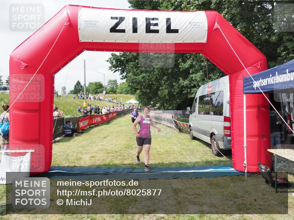 21.06.2025 - 27. Vierlanden-Triathlon MichiJ http://msf.ph/oto/8025877 15.06.2026 11:57:04 Ziel 581 meine-sportfotos.de