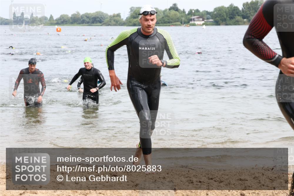 15.06.2025 - 27. Vierlanden-Triathlon Lena Gebhardt http://msf.ph/oto/8025883 15.06.2025 10:57:47 Schwimmen 686, 705, 707, 738, 774 meine-sportfotos.de