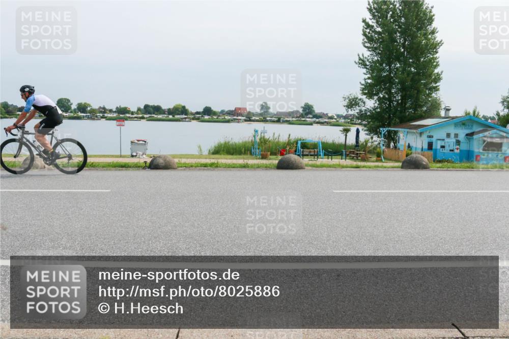 21.06.2025 - 27. Vierlanden-Triathlon H.Heesch http://msf.ph/oto/8025886 15.06.2025 11:18:18 Radfahren 816, 829 meine-sportfotos.de