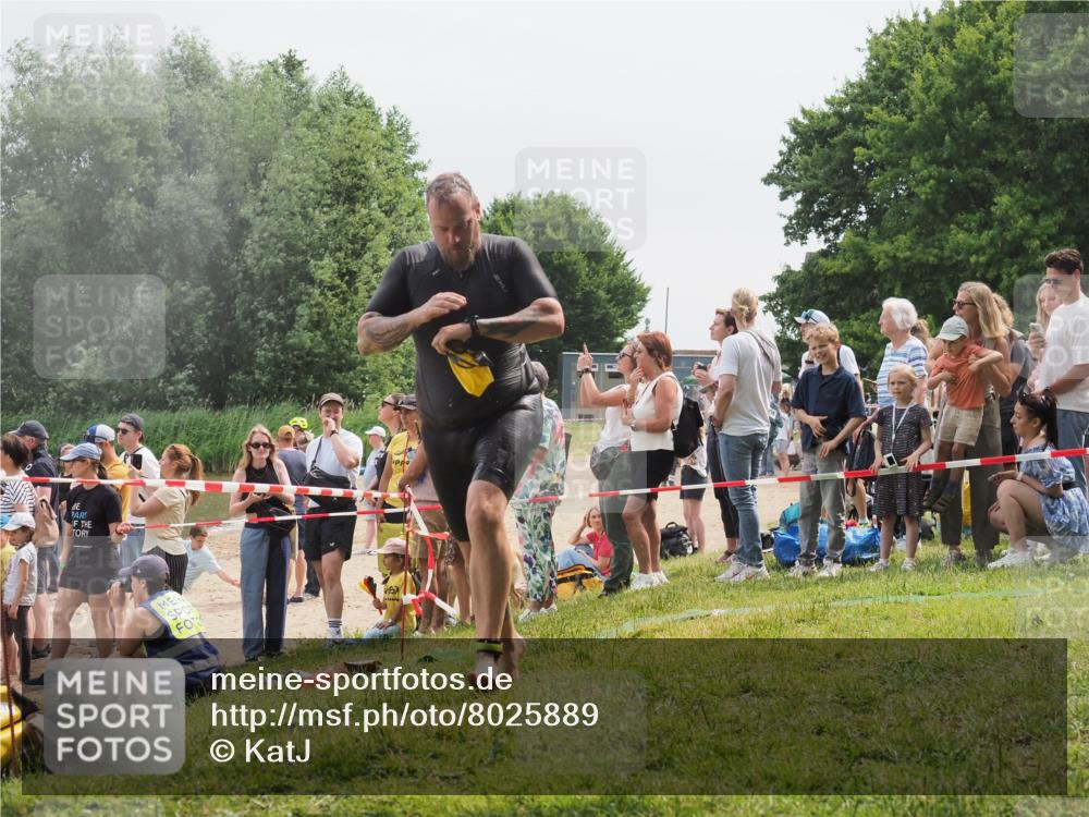 15.06.2025 - 27. Vierlanden-Triathlon KatJ http://msf.ph/oto/8025889 15.06.2025 10:58:58 Schwimmen 709, 743, 760 meine-sportfotos.de