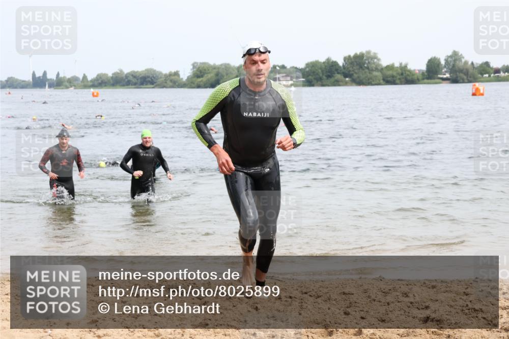 15.06.2025 - 27. Vierlanden-Triathlon Lena Gebhardt http://msf.ph/oto/8025899 15.06.2025 10:57:48 Schwimmen 686, 705, 738, 774 meine-sportfotos.de