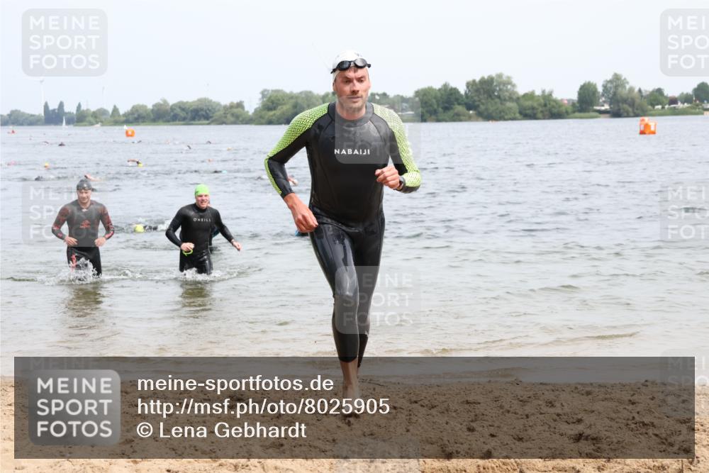 15.06.2025 - 27. Vierlanden-Triathlon Lena Gebhardt http://msf.ph/oto/8025905 15.06.2025 10:57:48 Schwimmen 686, 705, 738, 774 meine-sportfotos.de