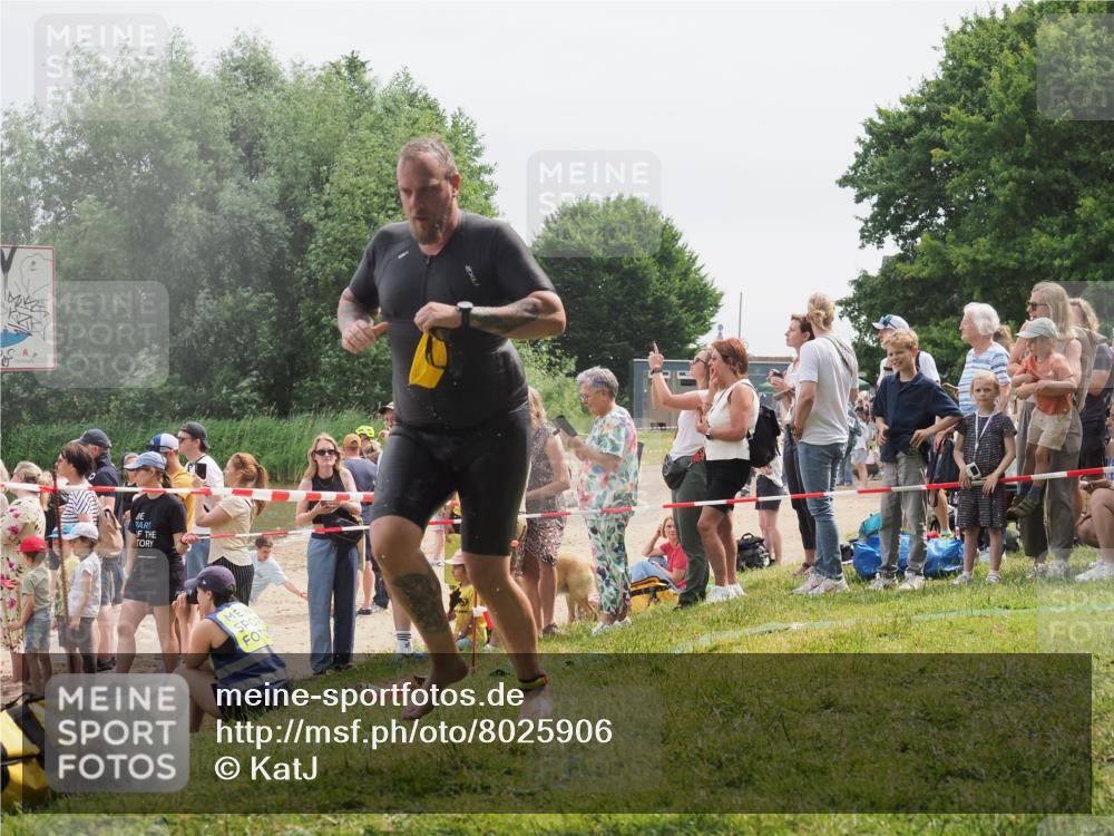 15.06.2025 - 27. Vierlanden-Triathlon KatJ http://msf.ph/oto/8025906 15.06.2025 10:58:58 Schwimmen 709, 743, 760 meine-sportfotos.de