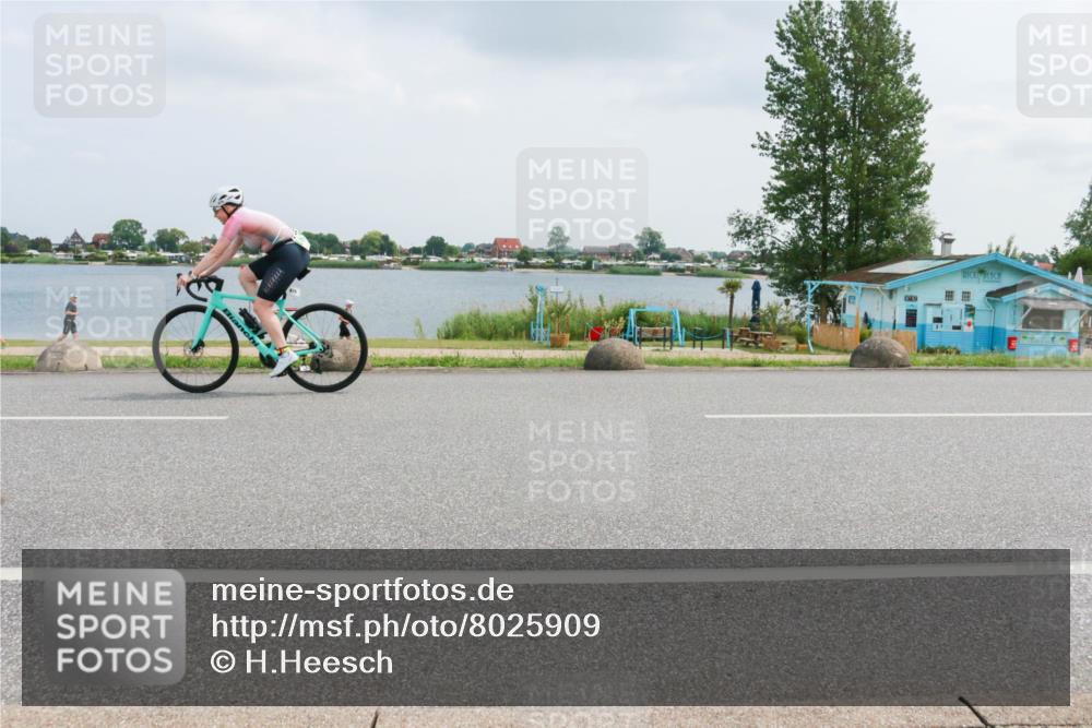 21.06.2025 - 27. Vierlanden-Triathlon H.Heesch http://msf.ph/oto/8025909 15.06.2025 12:09:08 Radfahren 815, 876, 889 meine-sportfotos.de