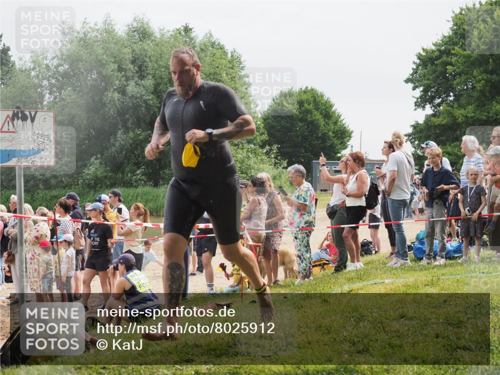 15.06.2025 - 27. Vierlanden-Triathlon KatJ http://msf.ph/oto/8025912 15.06.2025 10:58:58 Schwimmen 709, 743, 760 meine-sportfotos.de