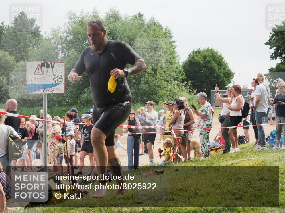 15.06.2025 - 27. Vierlanden-Triathlon KatJ http://msf.ph/oto/8025922 15.06.2025 10:58:59 Schwimmen 709, 743, 760 meine-sportfotos.de