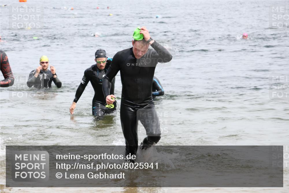 15.06.2025 - 27. Vierlanden-Triathlon Lena Gebhardt http://msf.ph/oto/8025941 15.06.2025 10:57:51 Schwimmen 647, 686, 705, 738, 774 meine-sportfotos.de