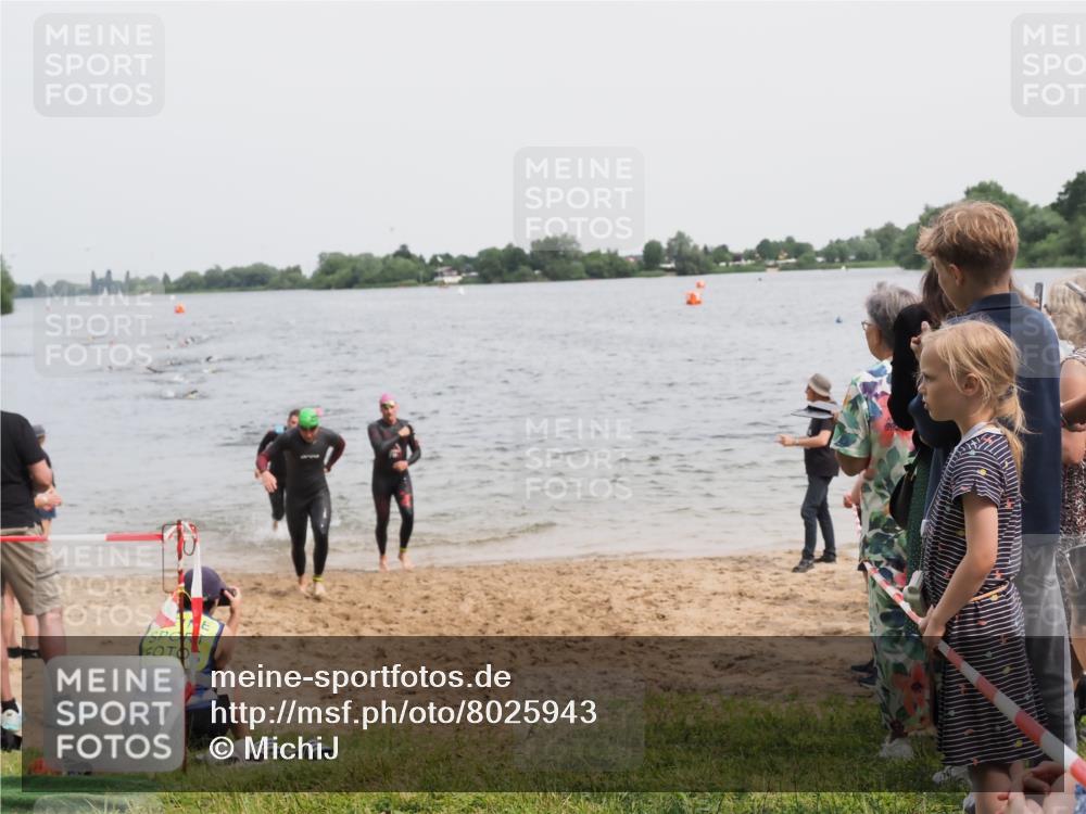 21.06.2025 - 27. Vierlanden-Triathlon MichiJ http://msf.ph/oto/8025943 15.06.2026 10:56:57 Schwimmen 642, 651, 654, 688, 711, 718, 755 meine-sportfotos.de