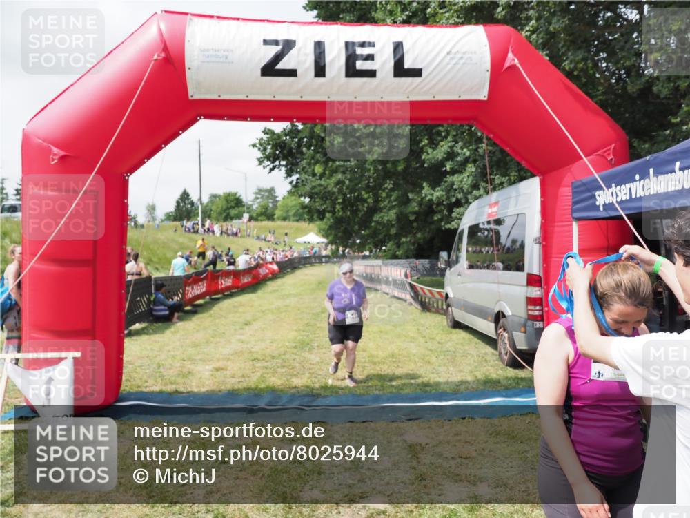 21.06.2025 - 27. Vierlanden-Triathlon MichiJ http://msf.ph/oto/8025944 15.06.2026 11:57:09 Ziel 549, 581 meine-sportfotos.de