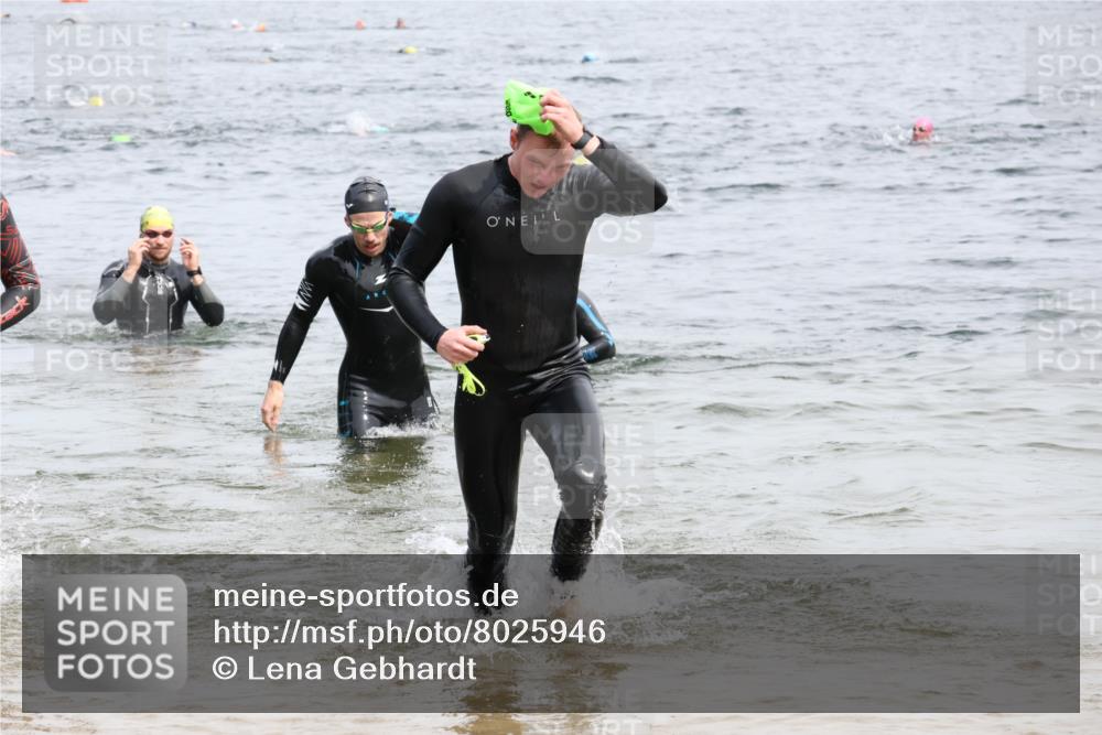 15.06.2025 - 27. Vierlanden-Triathlon Lena Gebhardt http://msf.ph/oto/8025946 15.06.2025 10:57:51 Schwimmen 647, 686, 705, 738, 774 meine-sportfotos.de