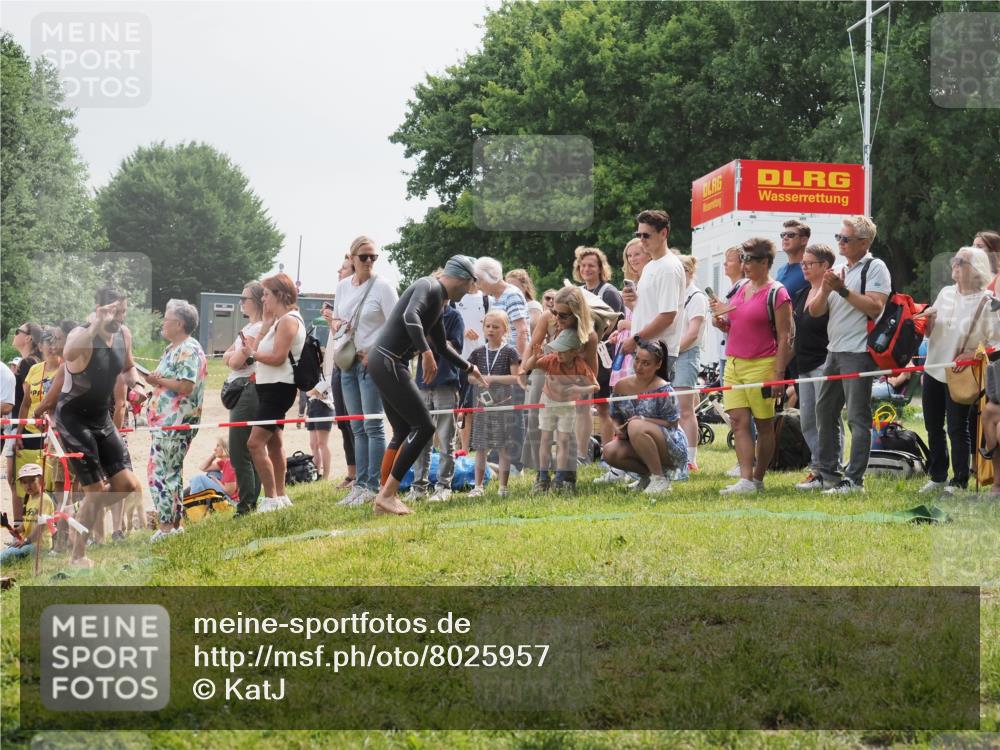 15.06.2025 - 27. Vierlanden-Triathlon KatJ http://msf.ph/oto/8025957 15.06.2025 10:59:05 Schwimmen 706, 709, 760 meine-sportfotos.de