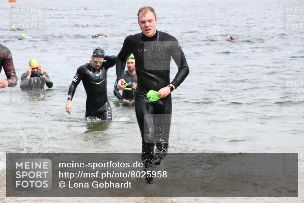 15.06.2025 - 27. Vierlanden-Triathlon Lena Gebhardt http://msf.ph/oto/8025958 15.06.2025 10:57:51 Schwimmen 647, 686, 705, 738, 774 meine-sportfotos.de