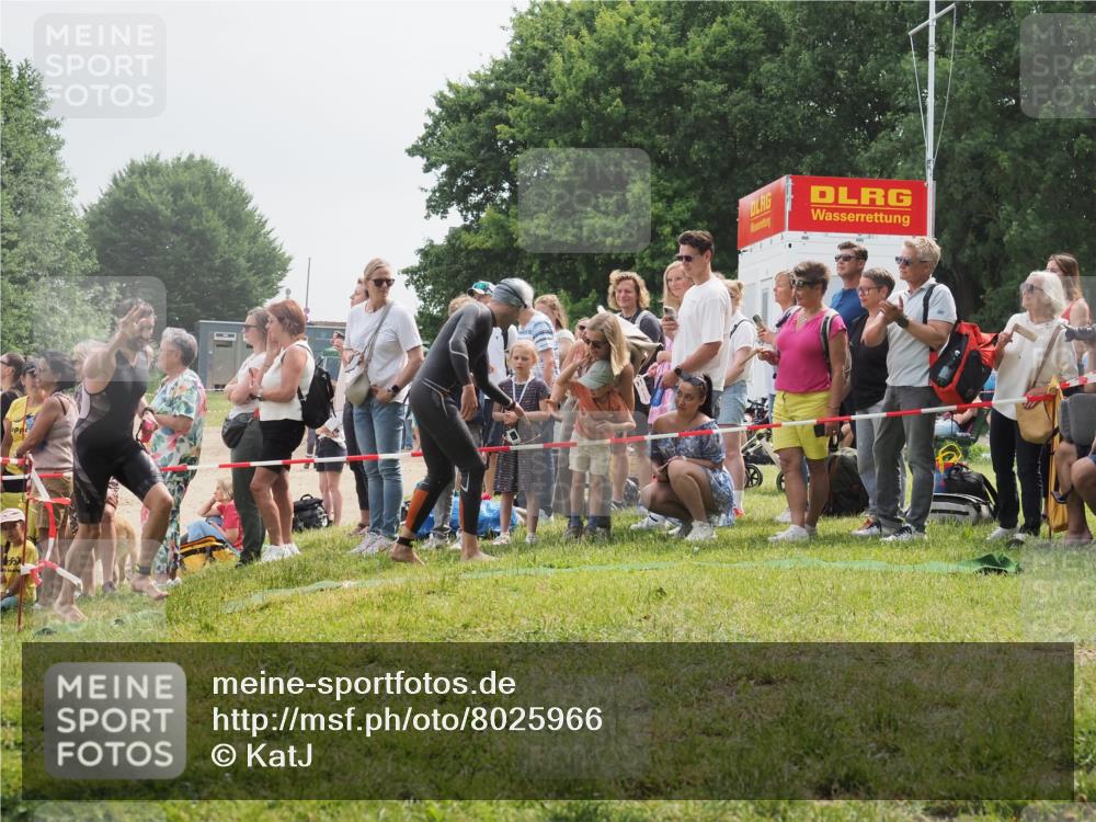 15.06.2025 - 27. Vierlanden-Triathlon KatJ http://msf.ph/oto/8025966 15.06.2025 10:59:06 Schwimmen 706, 709, 760 meine-sportfotos.de