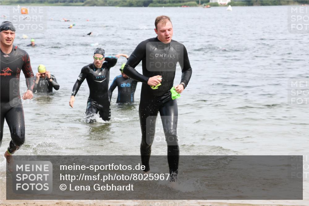 15.06.2025 - 27. Vierlanden-Triathlon Lena Gebhardt http://msf.ph/oto/8025967 15.06.2025 10:57:52 Schwimmen 647, 686, 705, 738, 774 meine-sportfotos.de