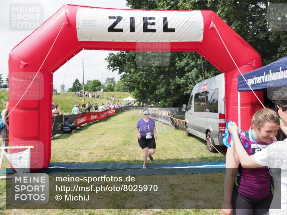 21.06.2025 - 27. Vierlanden-Triathlon MichiJ http://msf.ph/oto/8025970 15.06.2026 11:57:09 Ziel 549, 581 meine-sportfotos.de