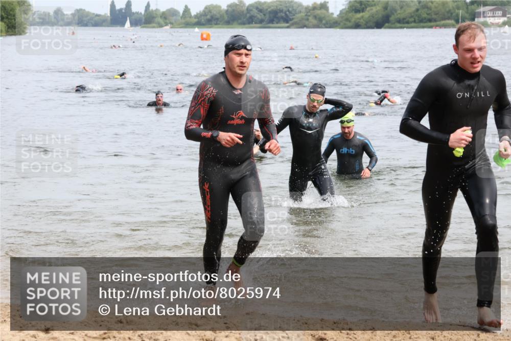 15.06.2025 - 27. Vierlanden-Triathlon Lena Gebhardt http://msf.ph/oto/8025974 15.06.2025 10:57:52 Schwimmen 647, 686, 705, 738, 774 meine-sportfotos.de