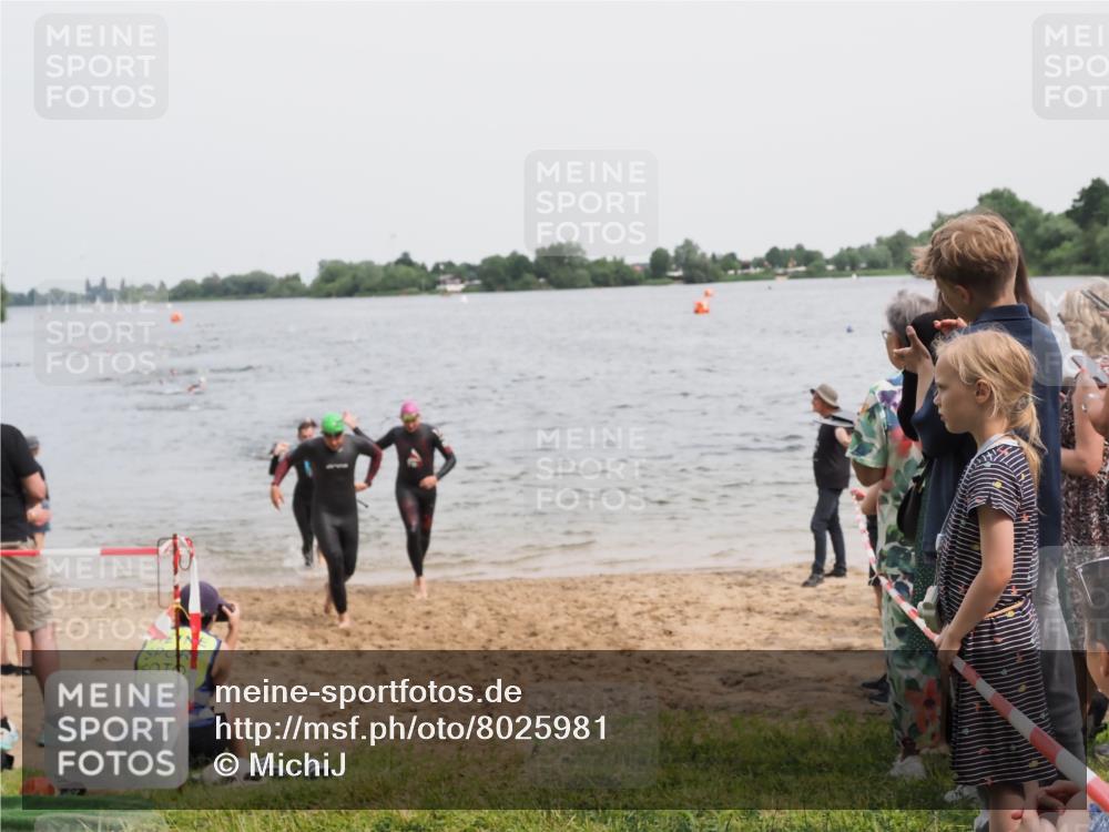 21.06.2025 - 27. Vierlanden-Triathlon MichiJ http://msf.ph/oto/8025981 15.06.2026 10:56:58 Schwimmen 651, 654, 688, 711, 718, 755 meine-sportfotos.de
