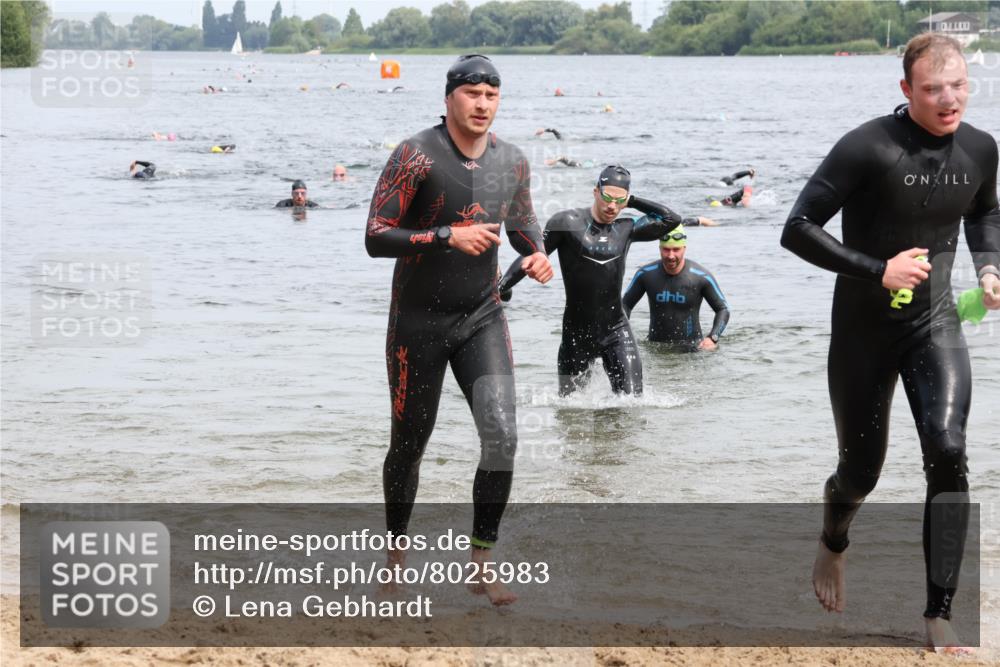 15.06.2025 - 27. Vierlanden-Triathlon Lena Gebhardt http://msf.ph/oto/8025983 15.06.2025 10:57:52 Schwimmen 647, 686, 705, 738, 774 meine-sportfotos.de