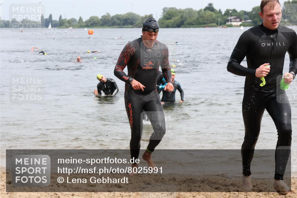 15.06.2025 - 27. Vierlanden-Triathlon Lena Gebhardt http://msf.ph/oto/8025991 15.06.2025 10:57:53 Schwimmen 647, 686, 705, 738, 774 meine-sportfotos.de