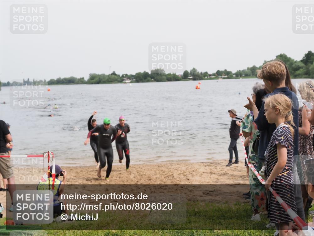 21.06.2025 - 27. Vierlanden-Triathlon MichiJ http://msf.ph/oto/8026020 15.06.2026 10:56:58 Schwimmen 651, 654, 688, 711, 718, 755 meine-sportfotos.de