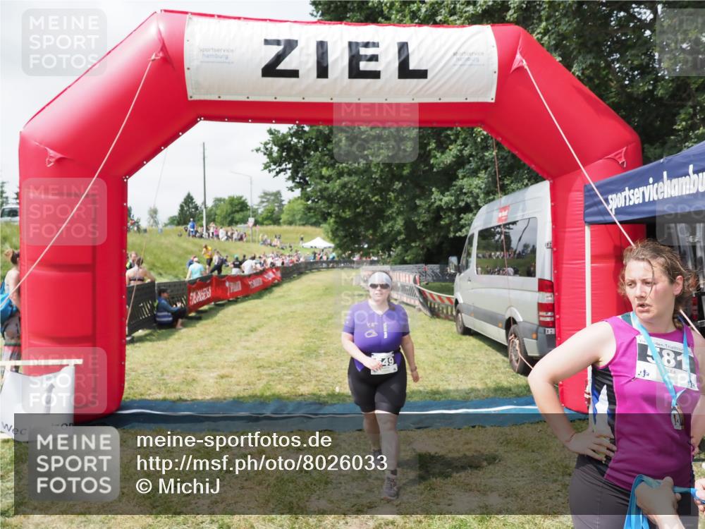 21.06.2025 - 27. Vierlanden-Triathlon MichiJ http://msf.ph/oto/8026033 15.06.2026 11:57:10 Ziel 549, 581 meine-sportfotos.de