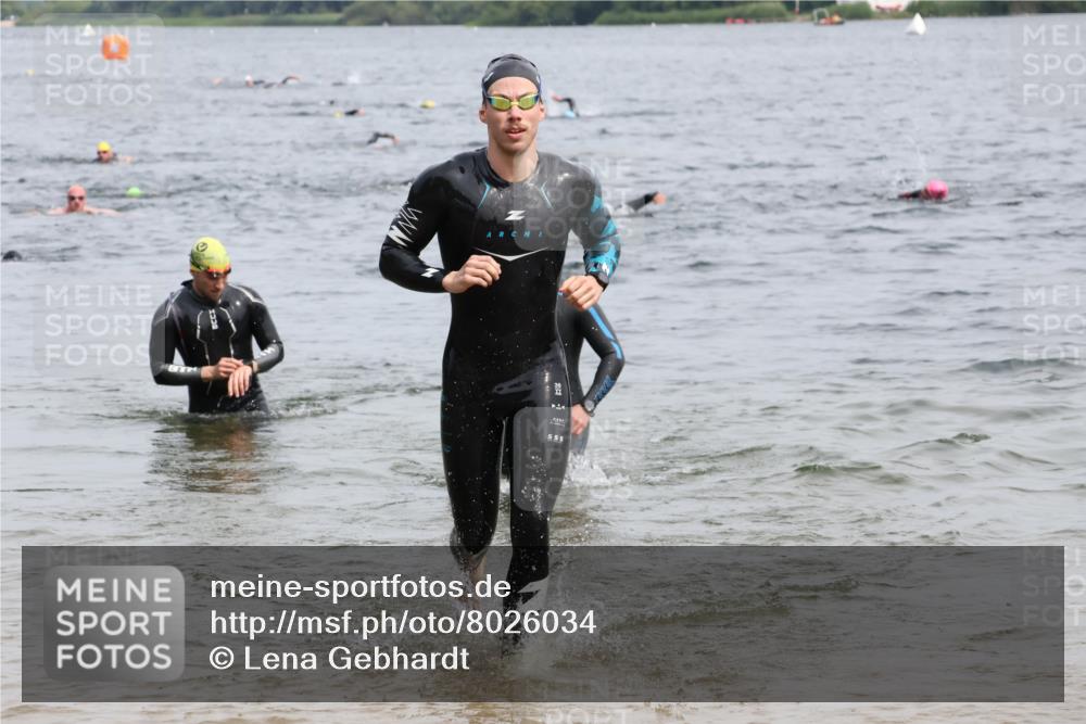 15.06.2025 - 27. Vierlanden-Triathlon Lena Gebhardt http://msf.ph/oto/8026034 15.06.2025 10:57:55 Schwimmen 640, 647, 686, 705, 738, 774 meine-sportfotos.de