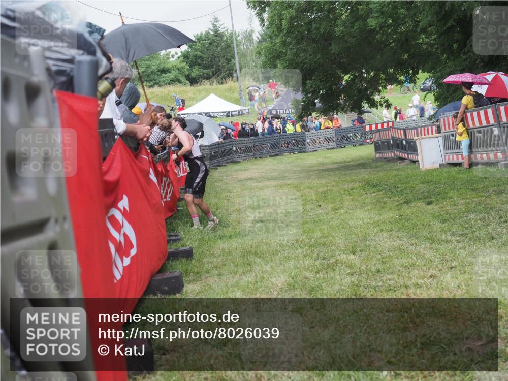 21.06.2025 - 27. Vierlanden-Triathlon KatJ http://msf.ph/oto/8026039 15.06.2025 13:28:51 Ziel 706 meine-sportfotos.de