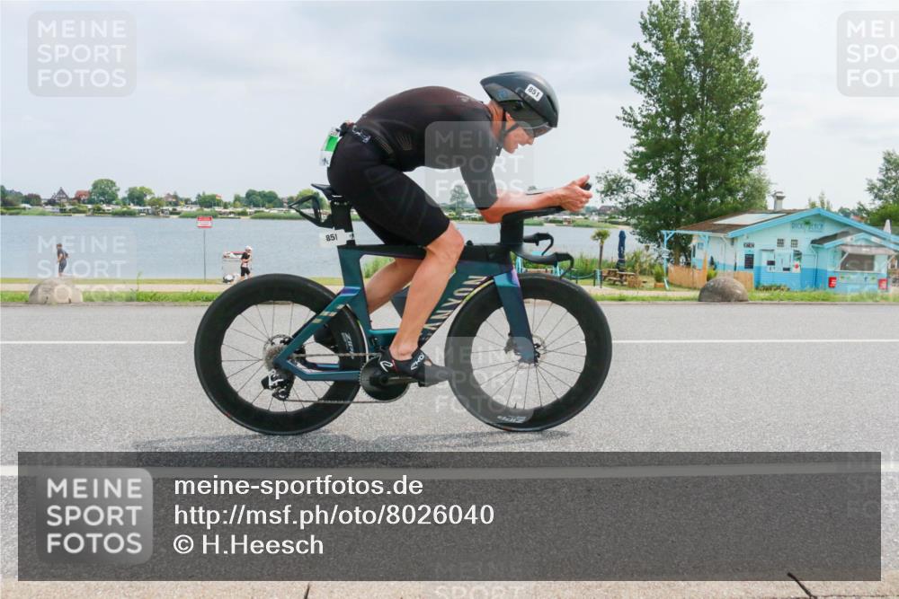 21.06.2025 - 27. Vierlanden-Triathlon H.Heesch http://msf.ph/oto/8026040 15.06.2025 12:09:50 Radfahren 851 meine-sportfotos.de