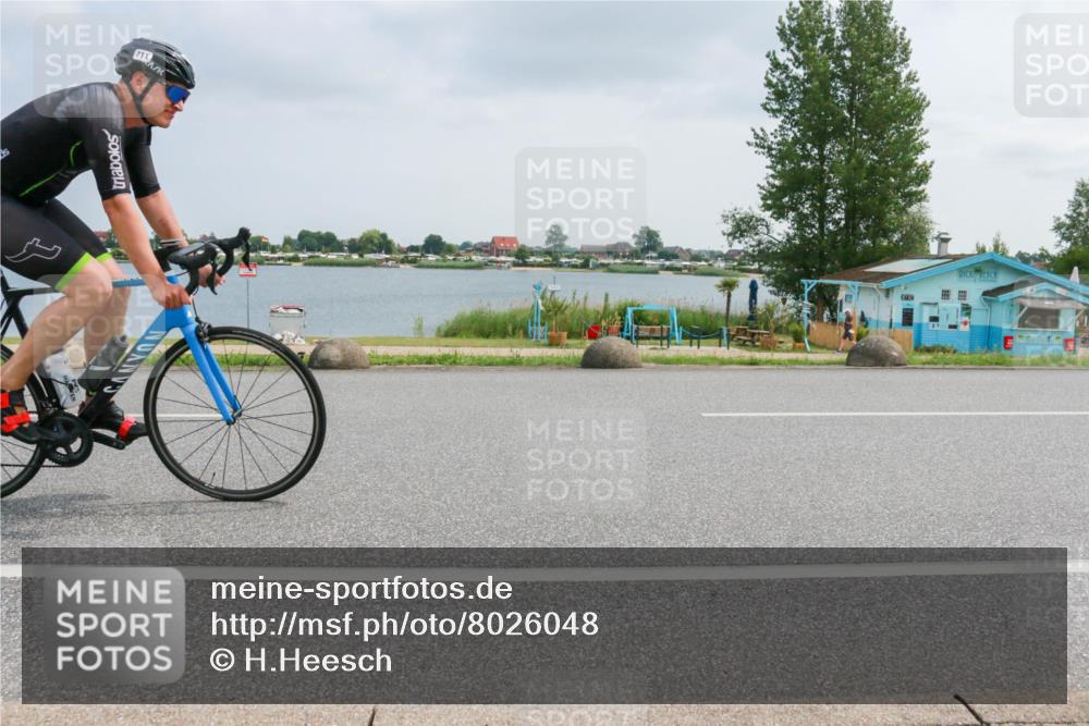 21.06.2025 - 27. Vierlanden-Triathlon H.Heesch http://msf.ph/oto/8026048 15.06.2025 12:10:11 Radfahren 711, 742 meine-sportfotos.de