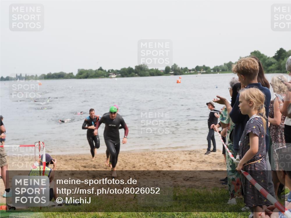 21.06.2025 - 27. Vierlanden-Triathlon MichiJ http://msf.ph/oto/8026052 15.06.2026 10:56:59 Schwimmen 654, 688, 711, 718, 755 meine-sportfotos.de