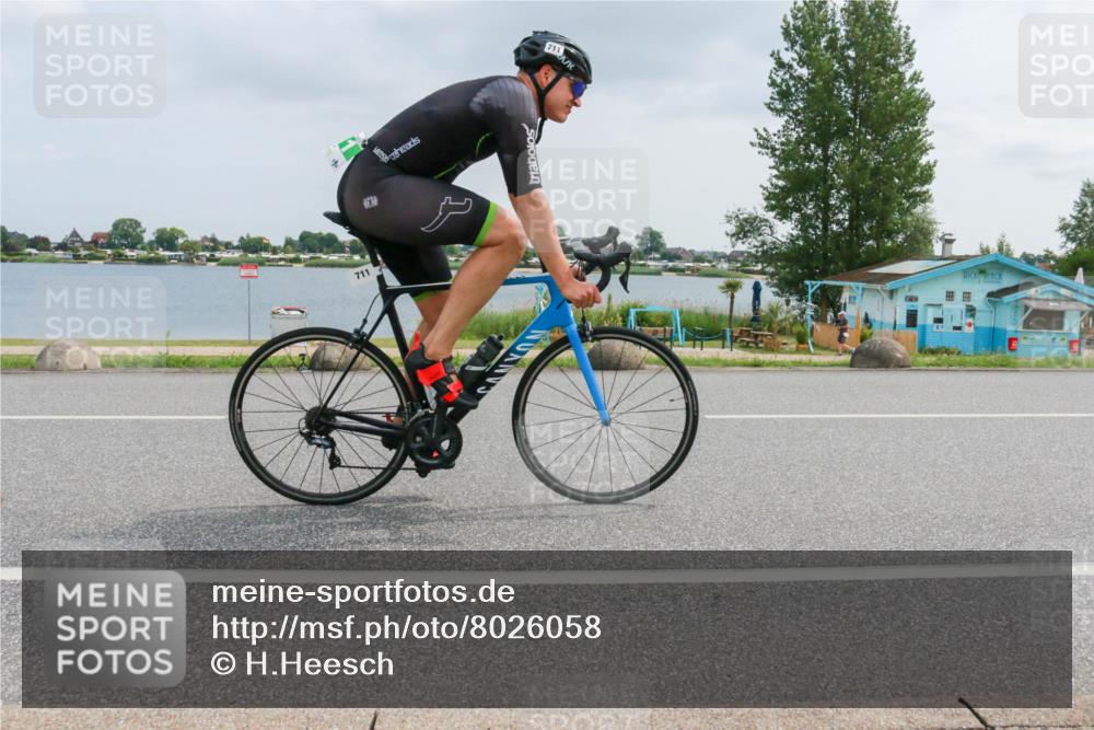 21.06.2025 - 27. Vierlanden-Triathlon H.Heesch http://msf.ph/oto/8026058 15.06.2025 12:10:11 Radfahren 711, 742 meine-sportfotos.de
