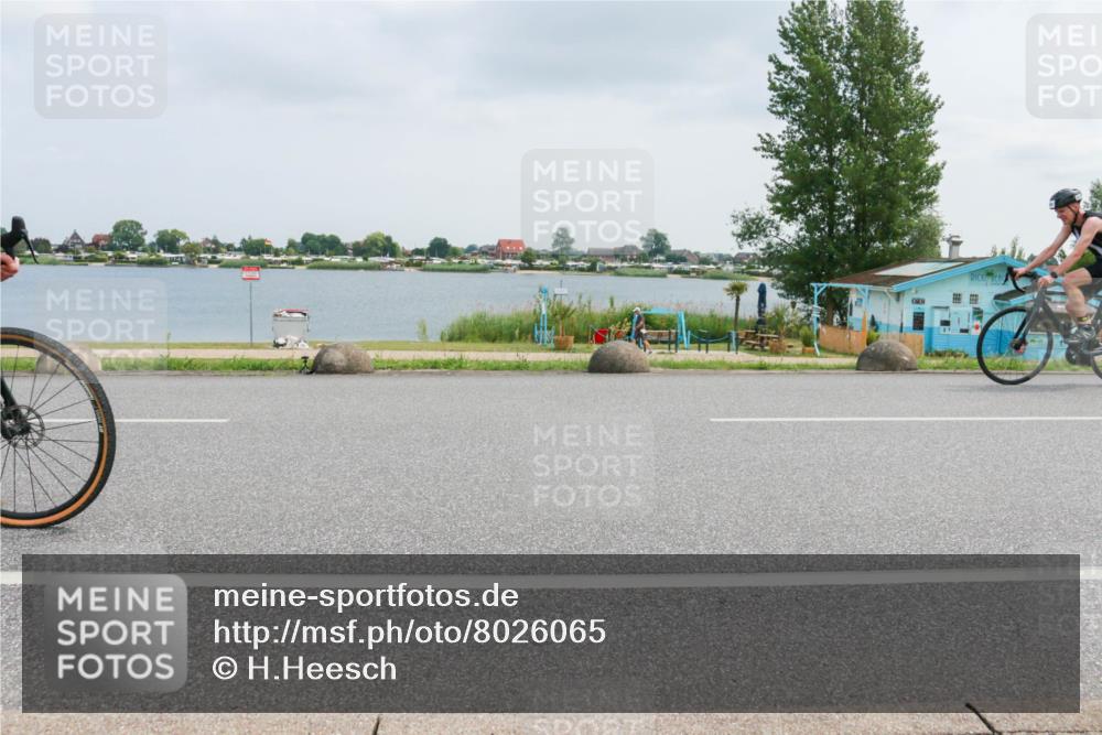 21.06.2025 - 27. Vierlanden-Triathlon H.Heesch http://msf.ph/oto/8026065 15.06.2025 12:10:16 Radfahren 742, 849 meine-sportfotos.de