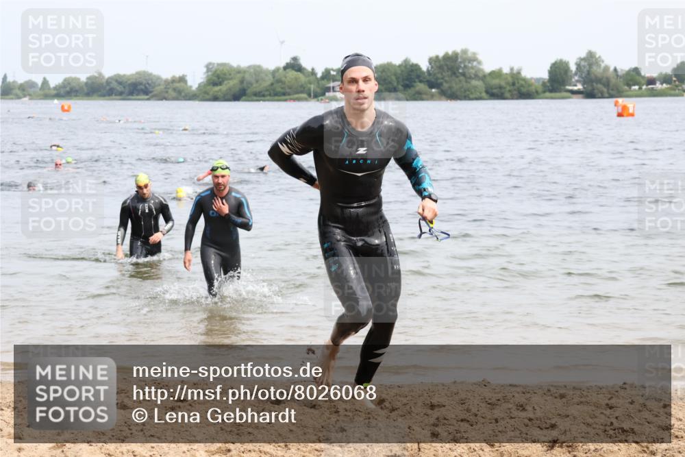15.06.2025 - 27. Vierlanden-Triathlon Lena Gebhardt http://msf.ph/oto/8026068 15.06.2025 10:57:58 Schwimmen 640, 647, 686, 705, 738 meine-sportfotos.de