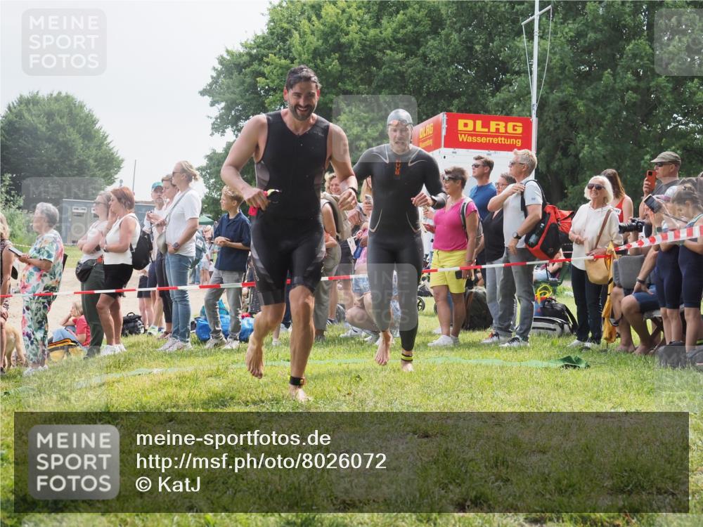 15.06.2025 - 27. Vierlanden-Triathlon KatJ http://msf.ph/oto/8026072 15.06.2025 10:59:08 Schwimmen 706, 709 meine-sportfotos.de