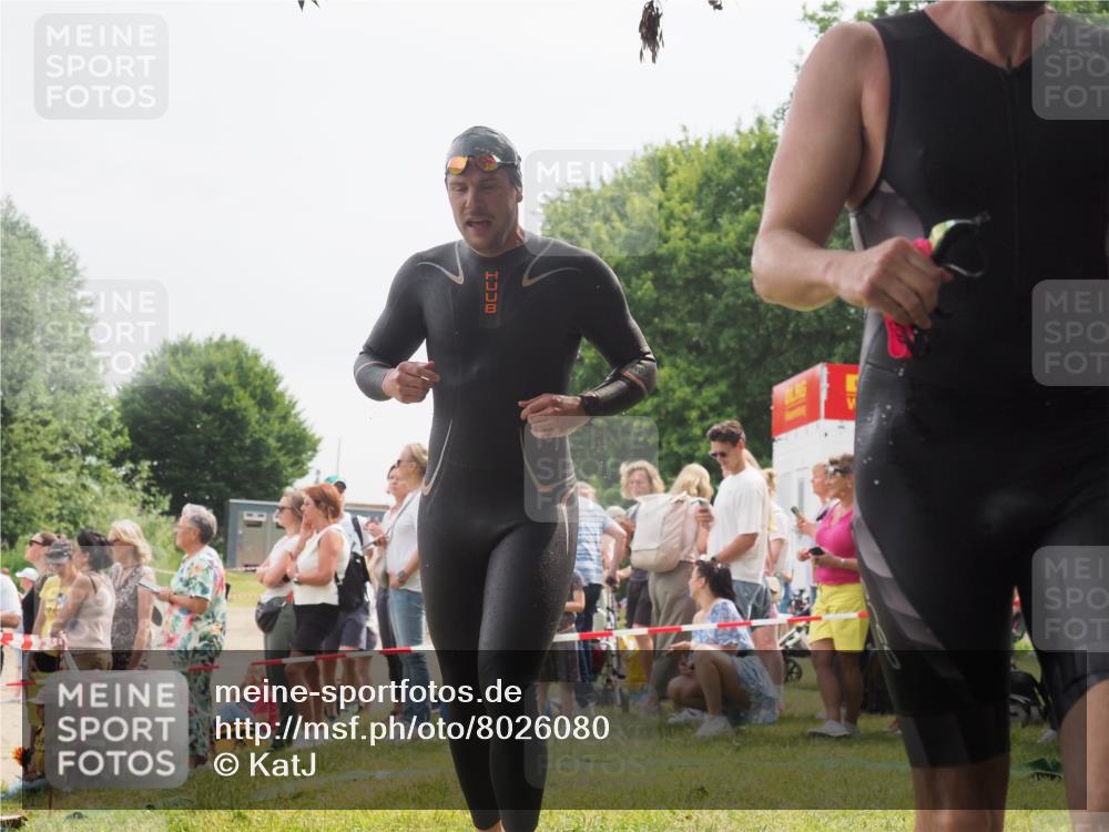 15.06.2025 - 27. Vierlanden-Triathlon KatJ http://msf.ph/oto/8026080 15.06.2025 10:59:10 Schwimmen 706, 709 meine-sportfotos.de