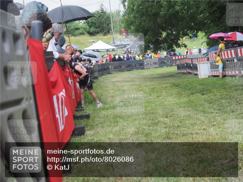 21.06.2025 - 27. Vierlanden-Triathlon KatJ http://msf.ph/oto/8026086 15.06.2025 13:28:55 Ziel 706 meine-sportfotos.de