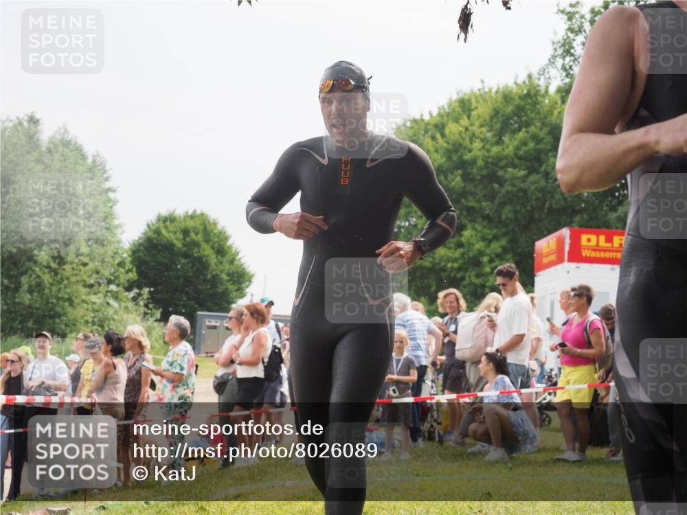 15.06.2025 - 27. Vierlanden-Triathlon KatJ http://msf.ph/oto/8026089 15.06.2025 10:59:10 Schwimmen 706, 709 meine-sportfotos.de