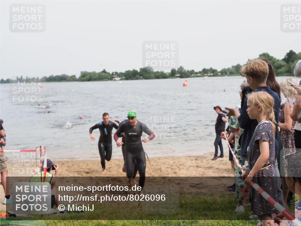 21.06.2025 - 27. Vierlanden-Triathlon MichiJ http://msf.ph/oto/8026096 15.06.2026 10:56:59 Schwimmen 654, 688, 711, 718, 755 meine-sportfotos.de