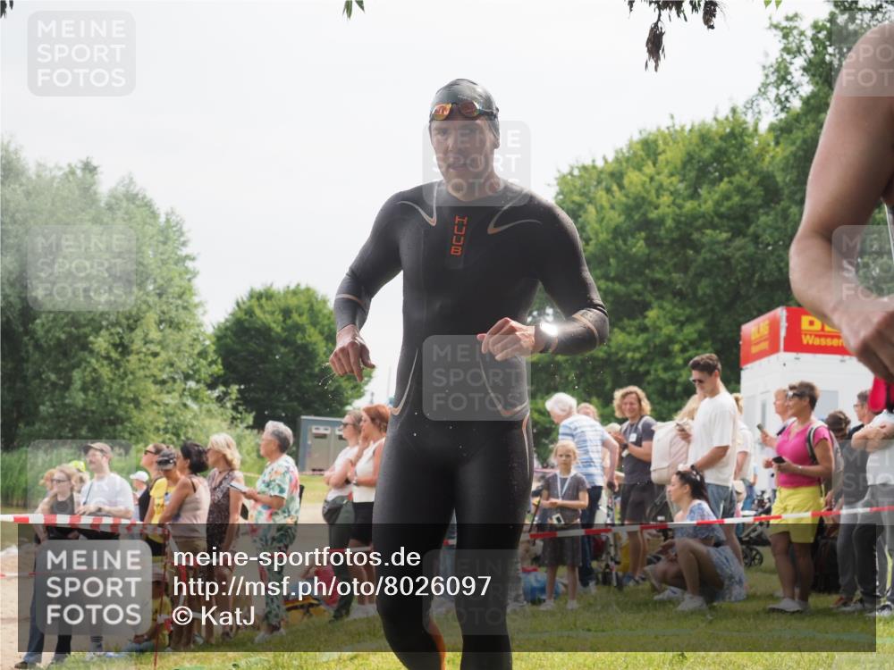 15.06.2025 - 27. Vierlanden-Triathlon KatJ http://msf.ph/oto/8026097 15.06.2025 10:59:10 Schwimmen 706, 709 meine-sportfotos.de