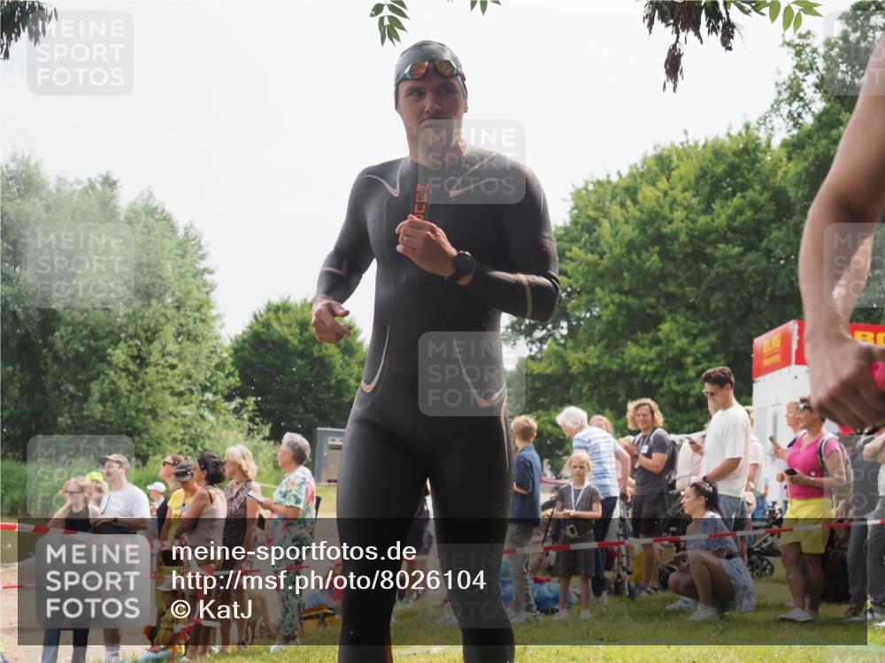 15.06.2025 - 27. Vierlanden-Triathlon KatJ http://msf.ph/oto/8026104 15.06.2025 10:59:10 Schwimmen 706, 709 meine-sportfotos.de
