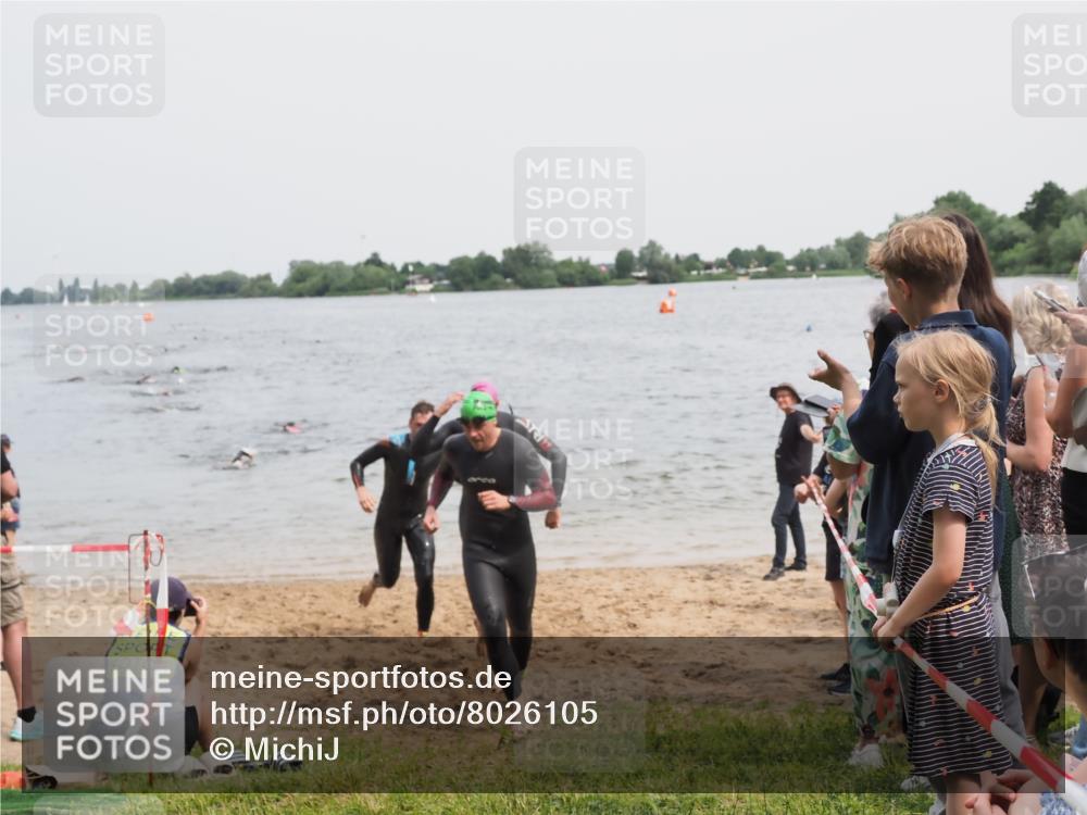 21.06.2025 - 27. Vierlanden-Triathlon MichiJ http://msf.ph/oto/8026105 15.06.2026 10:57:00 Schwimmen 654, 688, 711, 718, 755 meine-sportfotos.de